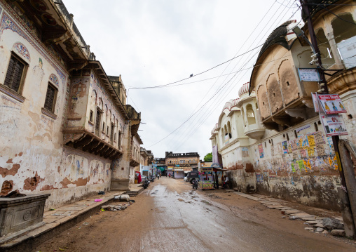 Old historic haveli along a muddy road, Rajasthan, Nawalgarh, India