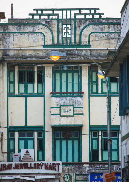 Old Past House With Decrepit Wall In Chennai Shopping Street, India