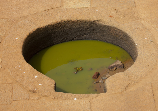 Waterwell Of Green Water Located In A Dry Pond At The Shore Temple, Mahabalipuram, India