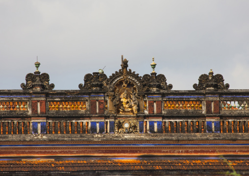 Carvings Of Hindu Mythology On The Top Of An Old Decrepit Chettiar Mansion, Kanadukathan Chettinad, India