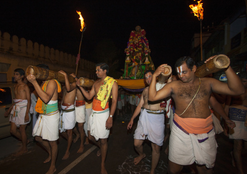 Group Of Vaishnavites Priests With The Vaishnava Tilak On Their Forehead Carrying Vishnu's Statue In The Sri Ranganathaswamy Temple, Trichy, India