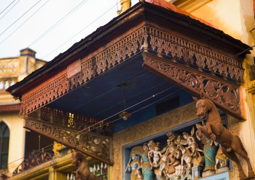 Statues Of Animals And Hindu Character Adorning The Entrance Of A Chettiar Mansion, Kanadukathan Chettinad, India