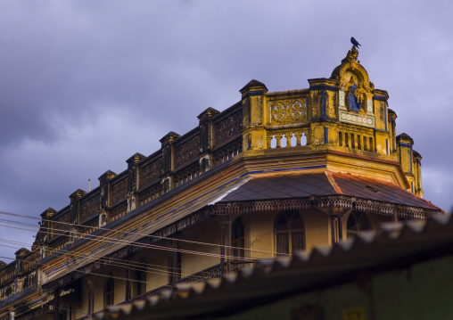 Bird Settled On A Carvings Of Hindu Characters On The Top Of A Chettiar Mansion, Kanadukathan Chettinad, India