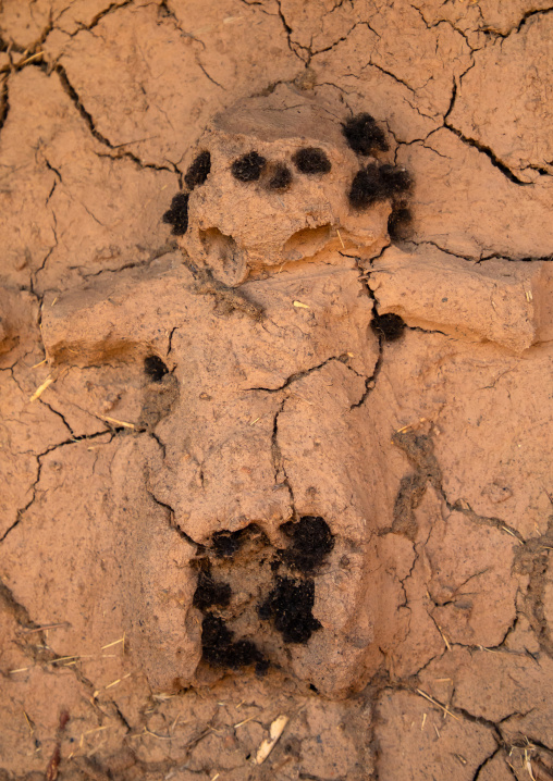 Human representation on the muddy wall of a Senufo fetish house, Savanes district, Niofoin, Ivory Coast