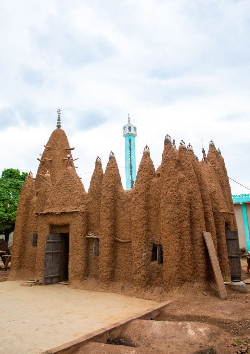 The 17th century sudano-sahelian mosque in front of the modern mosque, Savanes district, Kouto, Ivory Coast