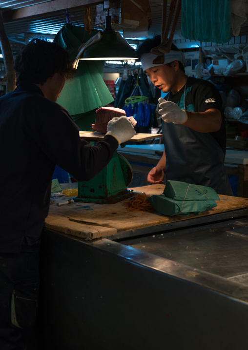 Vendors at tsukiji fish market, Kanto region, Tokyo, Japan