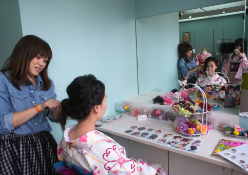 Chinese tourist woman wearing geisha kimono, Kansai region, Kyoto, Japan
