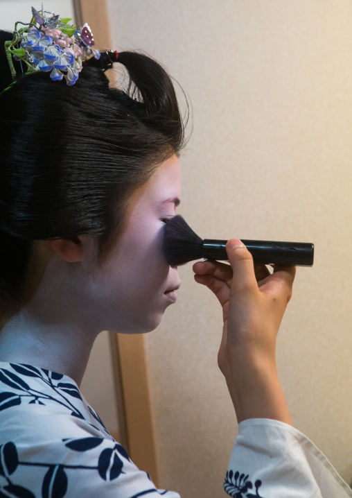 16 Years old maiko called chikasaya during a make up session, Kansai region, Kyoto, Japan