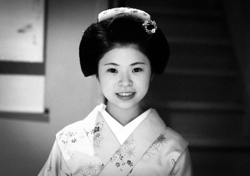 Portrait of a 16 years old maiko called chikasaya, Kansai region, Kyoto, Japan