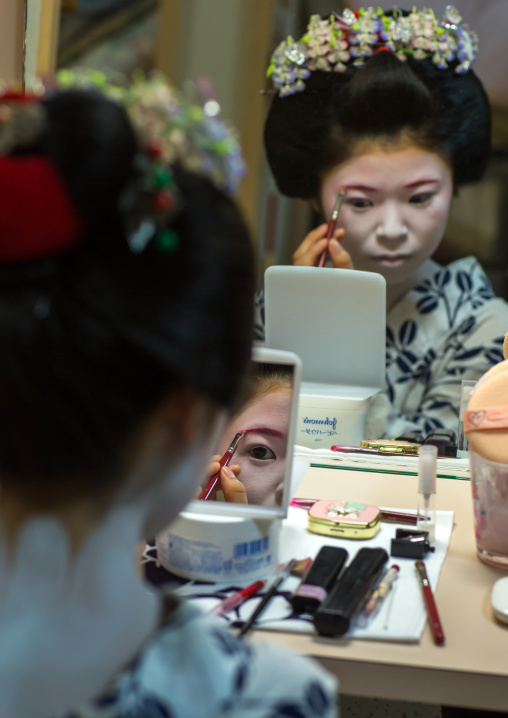 16 Years old maiko called chikasaya during a make up session, Kansai region, Kyoto, Japan