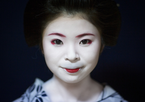 Portrait of a 16 years old maiko called chikasaya, Kansai region, Kyoto, Japan