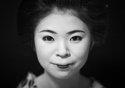 Portrait of a 16 years old maiko called chikasaya, Kansai region, Kyoto, Japan