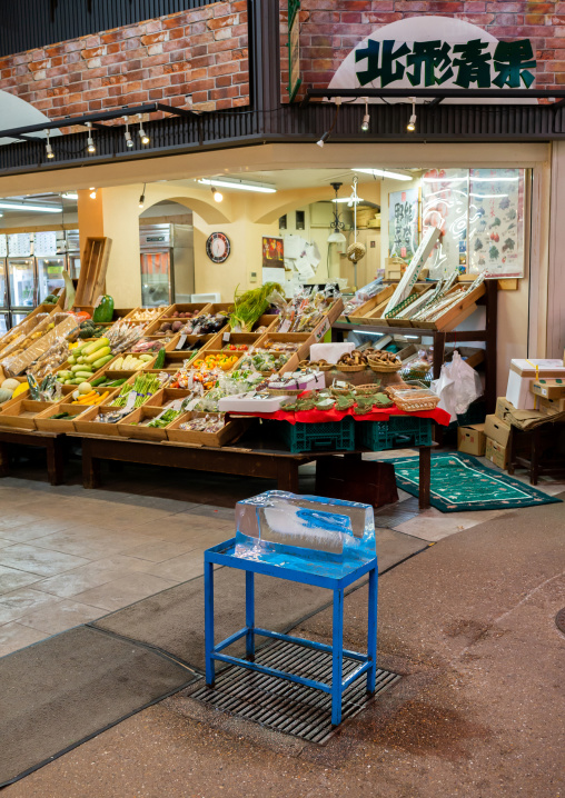 Ice to let the people refresh themselves in omicho market during a heatwave, Ishikawa Prefecture, Kanazawa, Japan