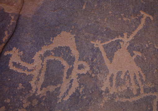 Thamudic Inscriptions Of Hunters On Camels On  Rock In Wadi Rum, Jordan