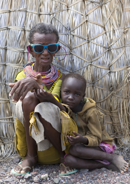 El molo tribe grandmother and a child, Turkana lake, Loiyangalani, Kenya