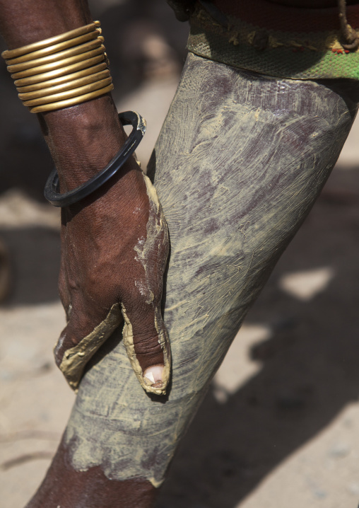 Men make up in dassanech tribe, Turkana lake, Loiyangalani, Kenya