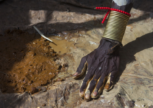 Men make up in dassanech tribe, Turkana lake, Loiyangalani, Kenya