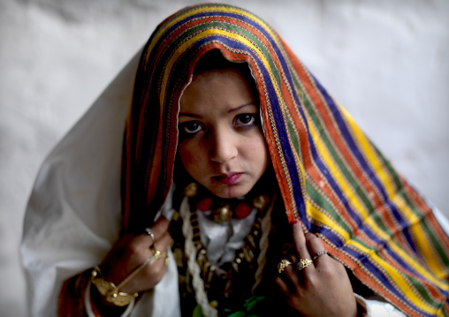 Tuareg girl in traditionnal clothing, Tripolitania, Ghadames, Libya