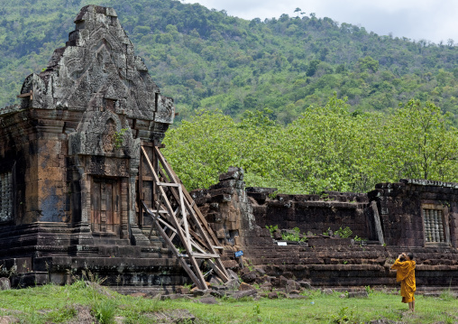 Monk taking pictures at wat phu khmer temple, Champasak, Laos