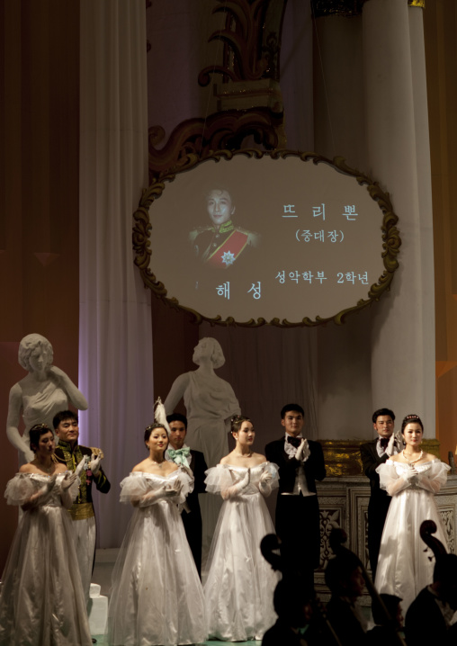 North Korean artists performing eugene oneguine alexandre pouchkine's opera, Pyongan Province, Pyongyang, North Korea