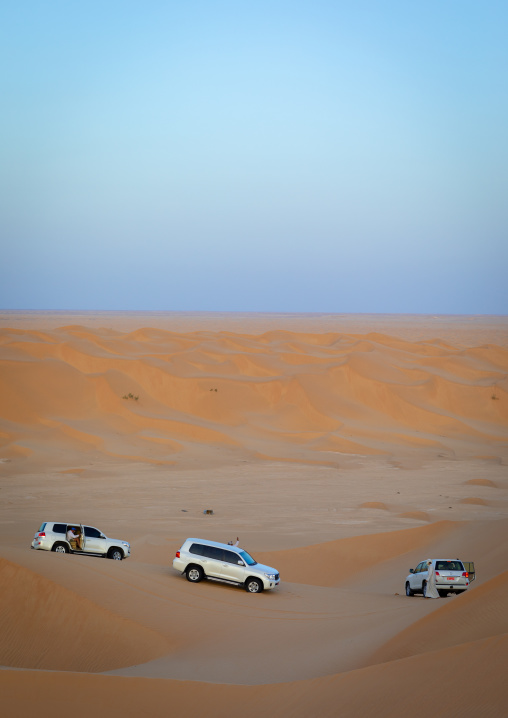 Tourists cars in dunes in rub al khali desert, Dhofar Governorate, Rub al Khali, Oman