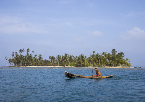 Panama, San Blas Islands, Mamitupu, Kuna Indian Man In A Traditional Canoe In Front Of An Island