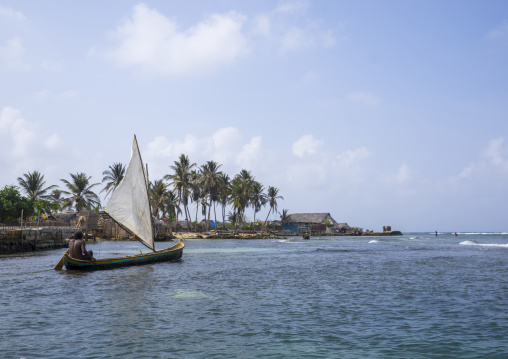 Panama, San Blas Islands, Mamitupu, Kuna Indian Man In A Traditional Sailing Canoe