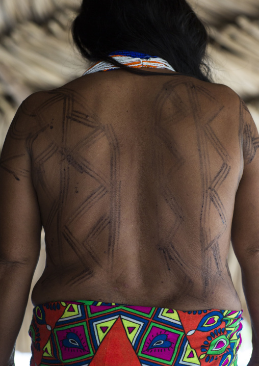 Panama, Darien Province, Puerta Lara, Wounaan Tribe Woman Showing Her Jagua Tattoo In Her Back