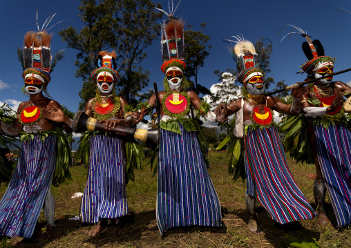 Kunga warriors dancing and beating drums during a sing-sing, Western Highlands Province, Mount Hagen, Papua New Guinea