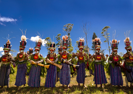 Kunga warriors dancing and beating drums during a sing-sing, Western Highlands Province, Mount Hagen, Papua New Guinea