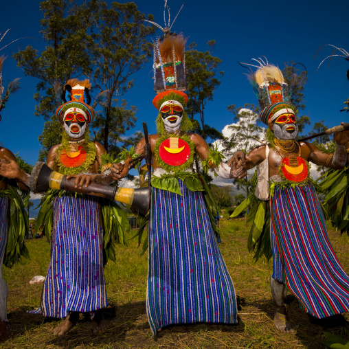 Kunga warriors dancing and beating drums during a sing-sing, Western Highlands Province, Mount Hagen, Papua New Guinea