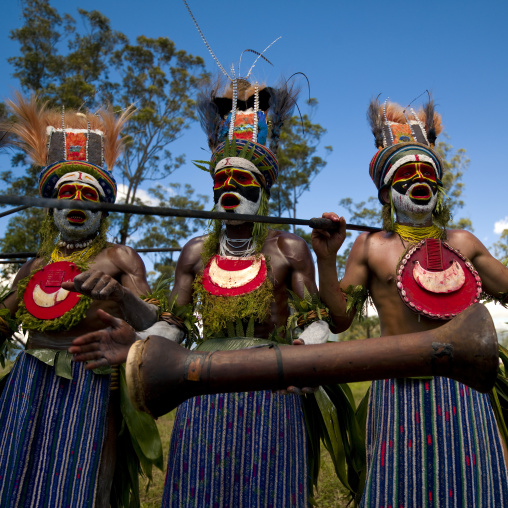 Kunga warriors dancing and beating drums during a sing-sing, Western Highlands Province, Mount Hagen, Papua New Guinea