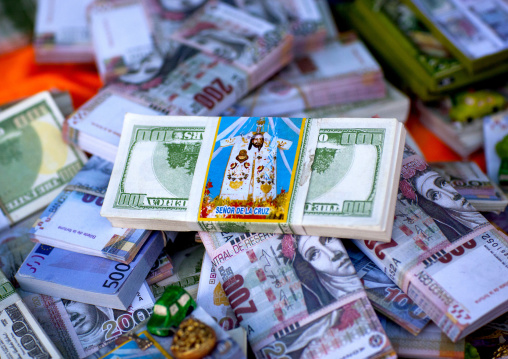 40000 Fake Dollars Sold For 1 Peruvian Sol At The Qoyllur Riti Festival, Peru