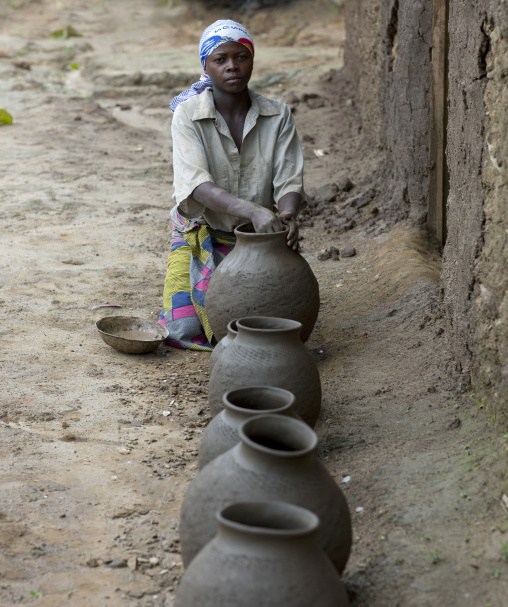 Batwa tribe woman making pottery, Western Province, Cyamudongo, Rwanda
