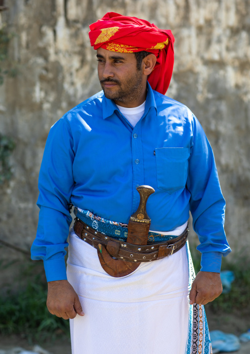Portrait of a saudi man with his jambya, Jizan province, Addayer, Saudi Arabia