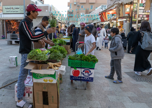 Young saudi men selling fresh herbs in the street, Mecca province, Taïf, Saudi Arabia