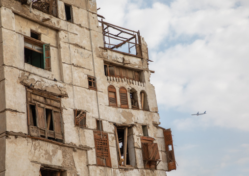 Old house with wooden mashrabiya in al-Balad quarter, Mecca province, Jeddah, Saudi Arabia