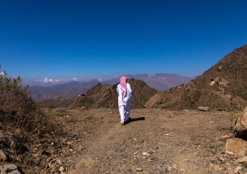 Saudi man in the moutains, Jizan Province, Addayer, Saudi Arabia