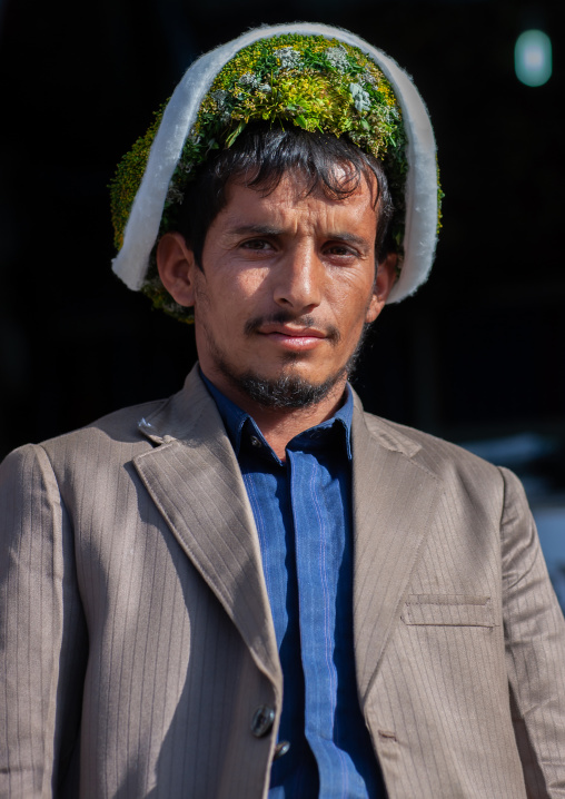 Portrait of an asiri flower man, Asir province, Al Farsha, Saudi Arabia