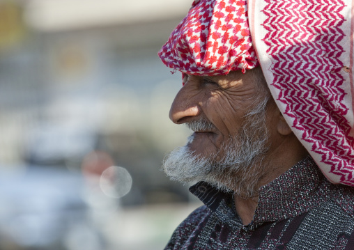 Portrait of a saudi man wearing a keffiyeh, Jizan province, Addayer, Saudi Arabia