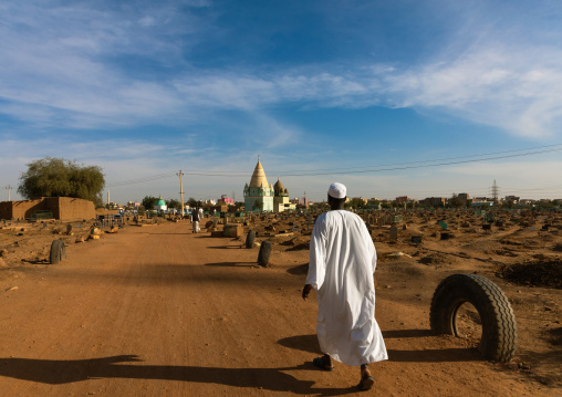 Sudanese man going to the friday sufi celebration at sheikh Hamad el Nil tomb, Khartoum State, Omdurman, Sudan