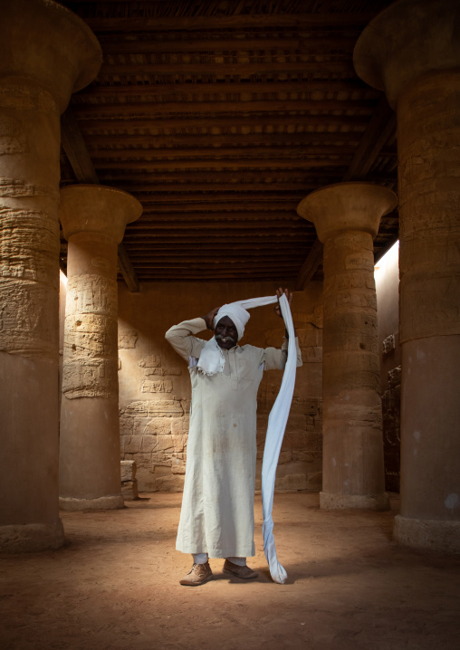 Sudanese man putting his turban in the Musawwarat es-sufra meroitic lion temple, Nubia, Musawwarat es-Sufra, Sudan