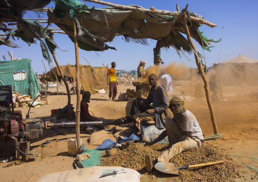 Sudan, Khartoum State, Alkhanag, men searching for gold