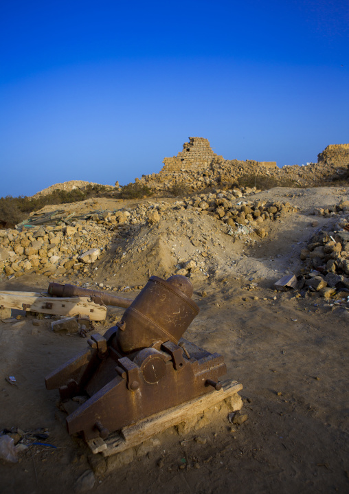 Sudan, Port Sudan, Suakin, old cannon