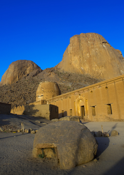 Sudan, Kassala State, Kassala, khatmiyah mosque at the base of the taka mountains