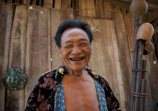 Lahu tribe uncle ja yo in ban bor kai village playing nor ku ma, Thailand
