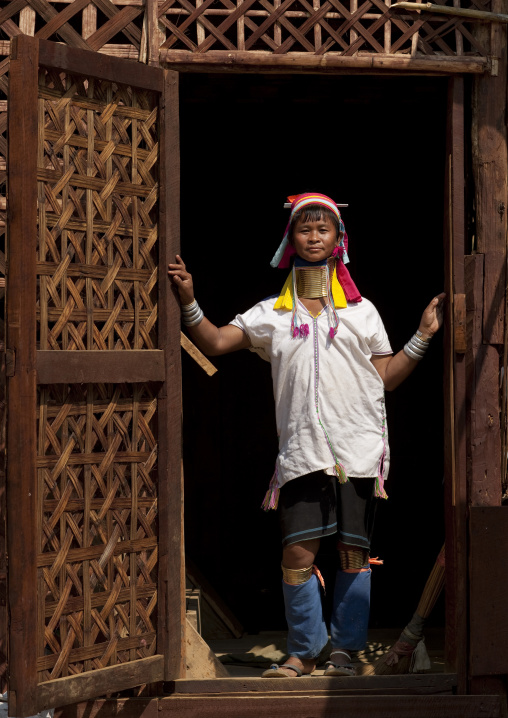 Long neck woman in ban mai nai soi, Thailand