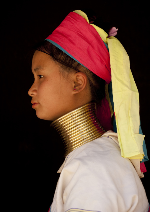 Long neck woman in ban mai nai soi, Thailand