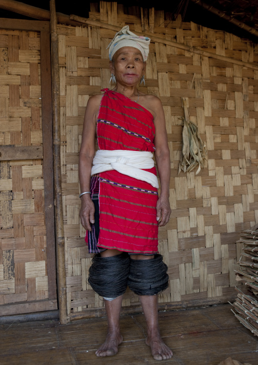 Miss tee mo from the karen tribe inmae soi-u village on the thai-myanmar border, Thailand
