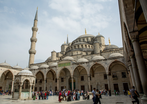 Tourists in front of the the Blue mosque sultan Ahmet Camii, Sultanahmet, istanbul, Turkey
